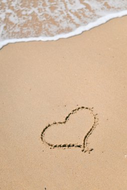 Üstten Görünüm aşk kalp kum üzerine çizilmiş. Arka plan kompozisyon.
