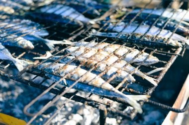 Uskumru Izgara Barbekü, düz yatıyordu, closeup üstten görünüm kızartma.