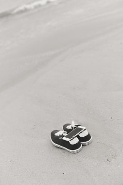 Kumlu yaz plaj arka plan üzerinde ayakkabı ile üstten görünüm üstünde hareket eden telefon. Yakın, mutlu neşeli tatil