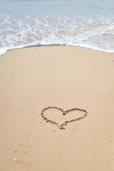 Corazón de amor dibujado en la costa atlántica de arena — Foto de Stock