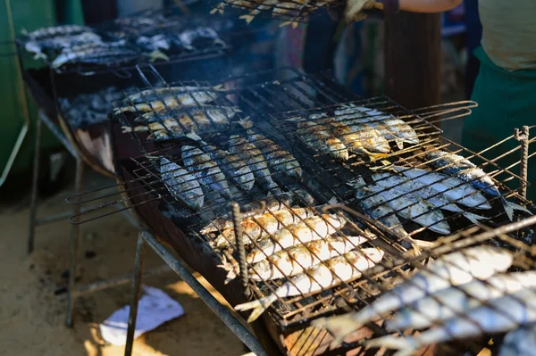 Vista superior sobre grelhar peixe no churrasco, fundo ao ar livre — Fotografia de Stock
