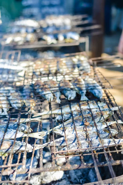 Mackerel roast on grill barbecue, flat lay, closeup top view — Stock Photo, Image