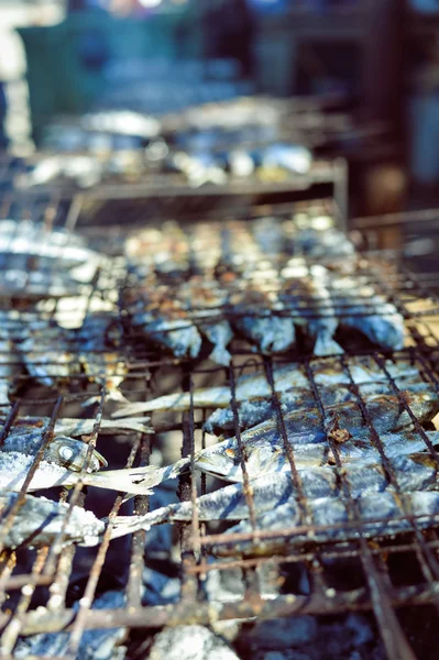 Вид сверху на жареную рыбу на барбекю, фоновый вид на улицу — стоковое фото