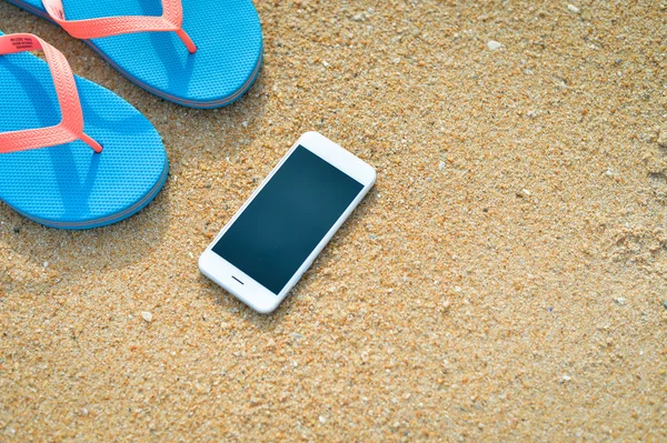 Primer plano en smartphone en la playa. Vista superior plano estilo laico — Foto de Stock