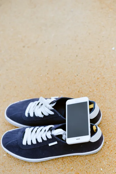 Persona usando el teléfono inteligente móvil, de cerca. Dispositivo de pantalla táctil — Foto de Stock