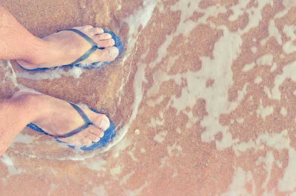 砂浜背景外足のクローズ アップ。幸せな瞬間、トップ ビュー — ストック写真