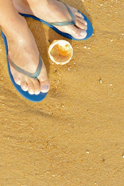 Praia ao ar livre fundo - pés em chinelos. Ideias para férias de verão — Fotografia de Stock