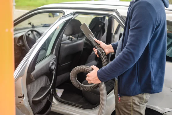 Närbild på händerna på man dammsög eller rengöring av bilen — Stockfoto