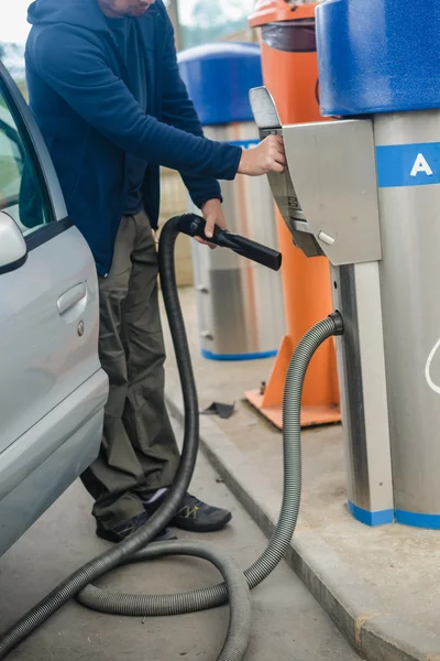 Persona que utiliza auto servicio automático de lavado de coches máquina de vacío. — Foto de Stock