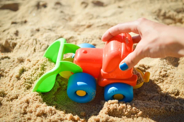 Buldozer oyuncak plaj güneşli gün açık havada arka plan üzerinde