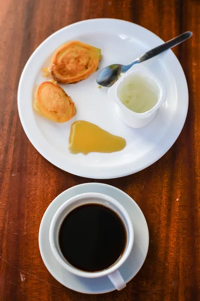 Panquecas com mel, creme e xícara de café. Vista superior . — Fotografia de Stock