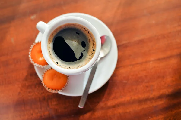 Piatto laici stile di torte fatte in casa e una tazza di caffè. Vista dall'alto — Foto Stock