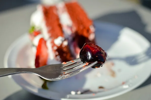 Kawałek ciasto czekoladowe z i świeże jagody, tło białe płytki, zbliżenie — Zdjęcie stockowe