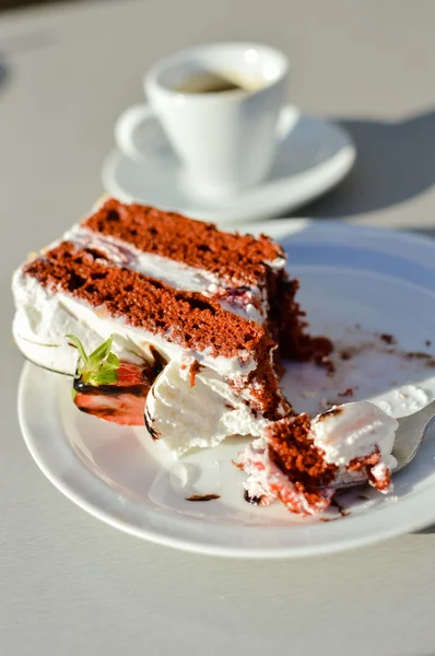 Closeup on chocolate cake with strawberries on a light background — Stock Photo, Image