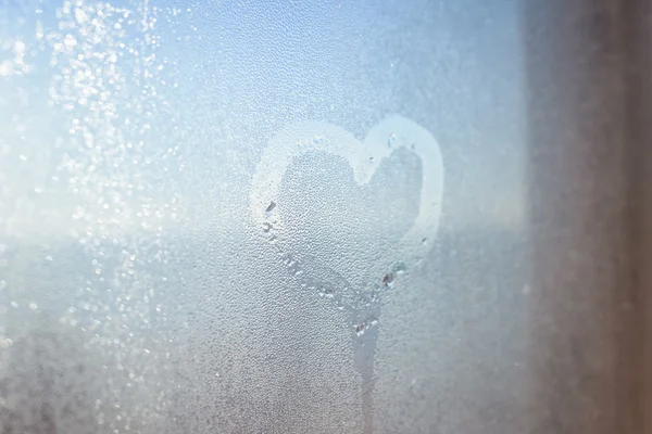 Coração pintado na janela nebulosa. Amo-te no Dia dos Namorados . — Fotografia de Stock