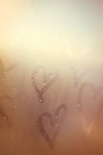 Amor corazones signo en el fondo de la ventana de niebla. Atractivo mensaje romántico — Foto de Stock