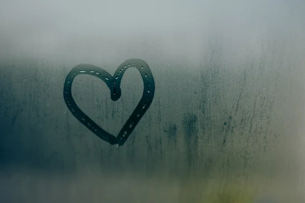 Corazón pintado en la ventana de niebla. Te amo en San Valentín . —  Fotos de Stock