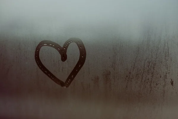 Corazón pintado en la ventana de niebla. Te amo en San Valentín . — Foto de Stock