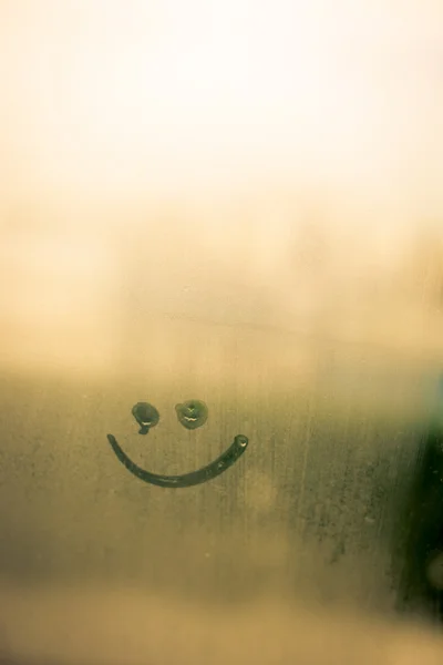 Feliz rosto ensolarado. Sinal de sorriso no fundo da janela nebulosa . — Fotografia de Stock