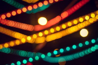 Soyut dairesel bokeh arka plan koyu arka plan üzerinde Noel ağacı ışıkları