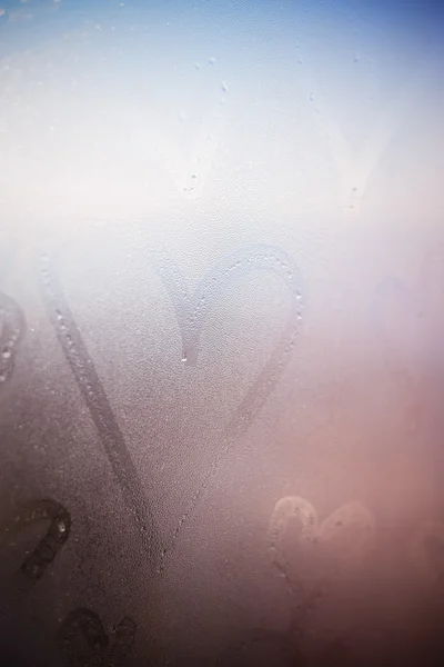 Herzen auf feuchtem Fenster gezeichnet. ich liebe dich am Valentinstag. — Stockfoto