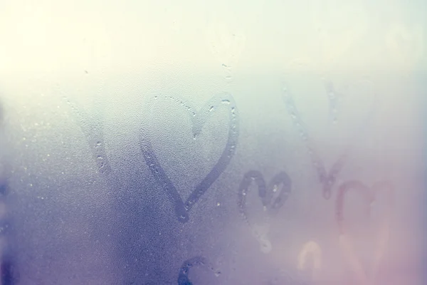 Amor corazones signo en el fondo de la ventana de niebla. Atractivo mensaje romántico —  Fotos de Stock