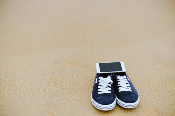 Zbliżenie na smartphone na plaży. Góry widok płaski świeckich styl — Zdjęcie stockowe