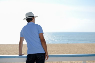 Adam arkadan görünüm yaz güneşli açık havada arka plan üzerinde ayakta