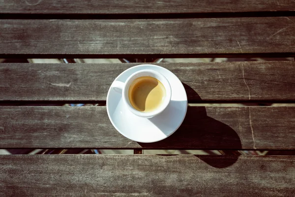 Primo piano su tazza di caffè su sfondo tavolo di legno — Foto Stock