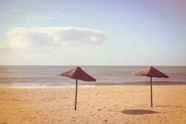 Egzotycznej plaży z palmowego drzewa parasole, Złoty piasek, Lazur wody — Zdjęcie stockowe