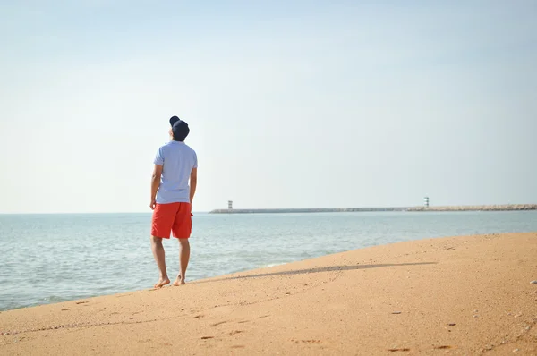 백그라운드에서 바다와 함께 서 있는 남자. — 스톡 사진