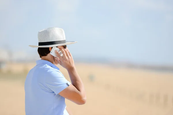 Zijaanzicht van zakenman genieten van werken buiten praten over telefoon — Stockfoto