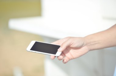 Beyaz duvar arka plan üzerinde mobil akıllı telefon kullanan adam