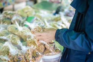 Üstten Görünüm çeşitli fındık ve baharat pazarında kağıt torbalarda seçme el kadar yakın
