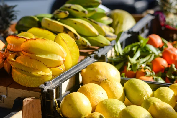 市場の失速の背景に starfruits の箱 — ストック写真