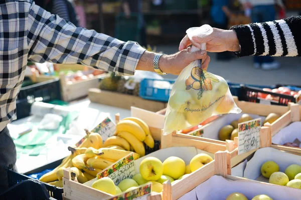 市場購入の果物と野菜のバイヤー — ストック写真