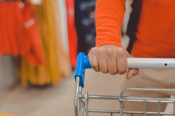 Primer plano a mano con carrito de compras — Foto de Stock