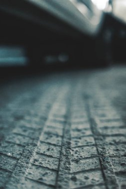Tozlu bir yoldaki lastik izinin alçak açılı yakın çekimi. Hareket, seyahat ve araçların geçişi kavramı. Otomotiv veya ulaşım temaları için uygun.