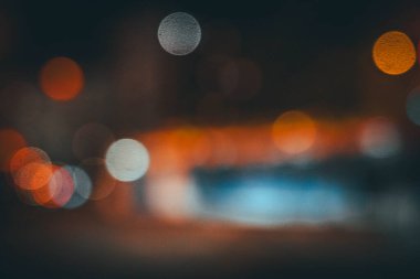 Camdan görünen soyut gece lambaları, odaklanmış kentsel ışıklarla yumuşak ve atmosferik bir zemin oluşturuyor. Tasarım, teknoloji, hava durumu, ruh hali ve yaratıcı projeler için ideal.