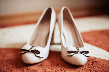 bir yay ile bej Ayakkabı