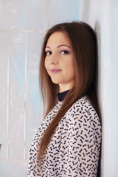 Retrato de uma jovem com cabelo comprido — Fotografia de Stock