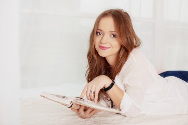 rahatlatıcı ve okuma mutlu kadın