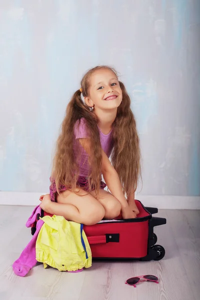 Niño feliz se va de viaje — Foto de Stock