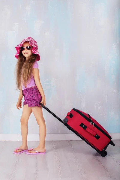 Göndör gyermek napszemüveg egy bőrönd — Stock Fotó