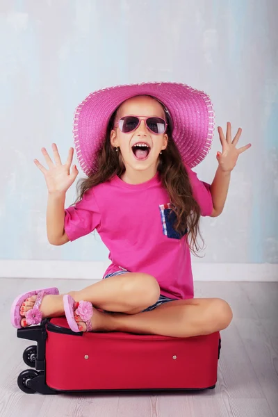 Emotionele kind gelukkig in koffer — Stockfoto