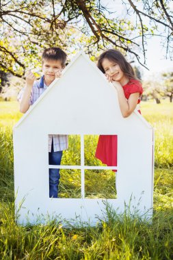 Bahçedeki evde çocuklar