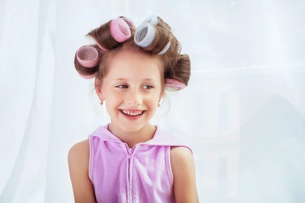 Mooi meisje met krulspelden in het haar — Stockfoto