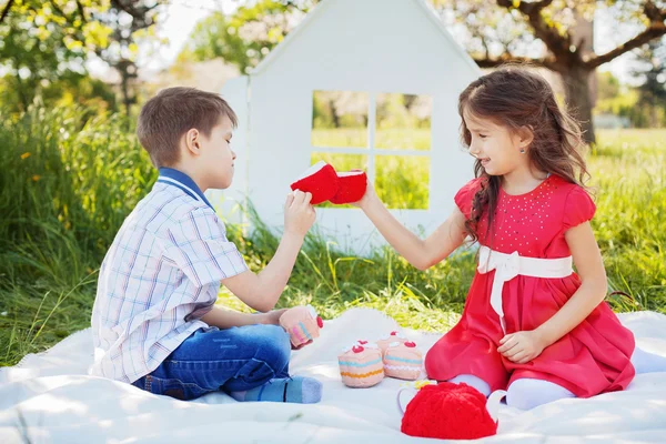 Дети пьют яблочный чай в саду — стоковое фото