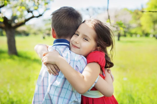 A gyerekek szeretik a romantikus ölelés — Stock Fotó