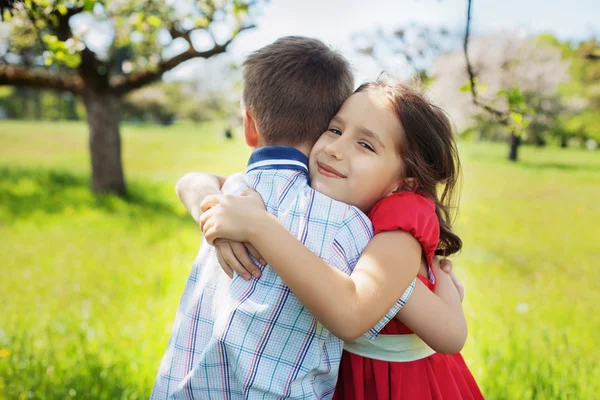 Дети любят романтические объятия — Стоковое фото